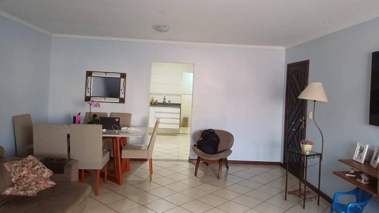 Sobrado com 4 Quartos e 3 banheiros à Venda, 300 m² por R$ 770.000